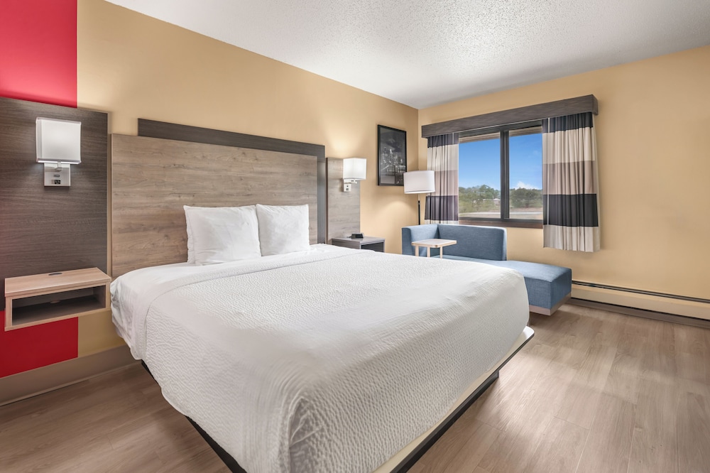 غرفة بسرير كينج، Ramada By Wyndham Minneapolis Golden Valley 3/7