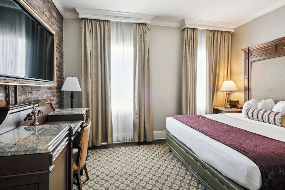 DELUXE, KING BED