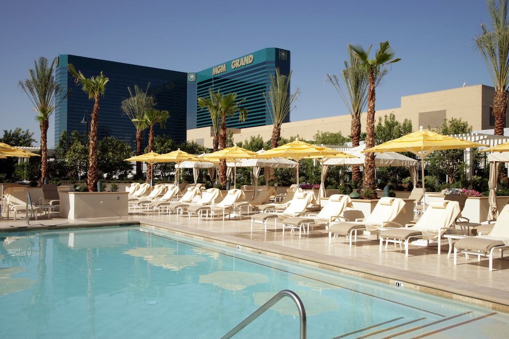 Jet Luxury Resorts @ The Signature Condo Hotel 62/69