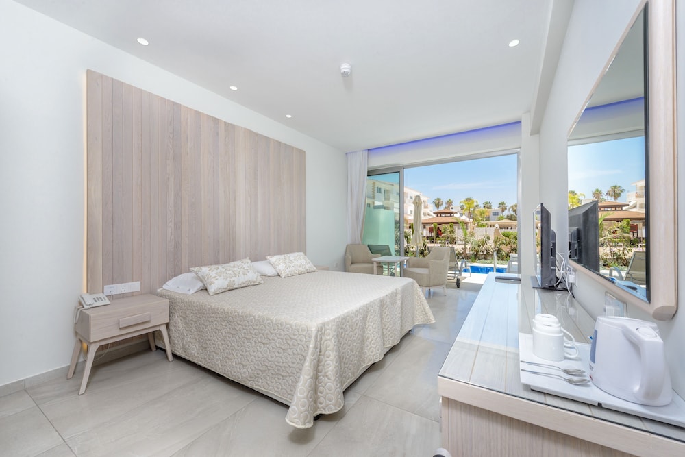 SWIM UP, DOUBLE OR TWIN BED, INLAND VIEW