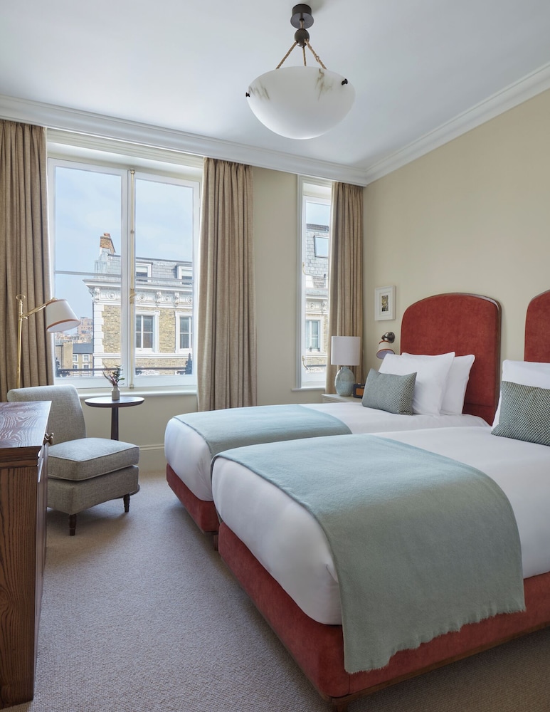 ROOM, TWIN BEDS