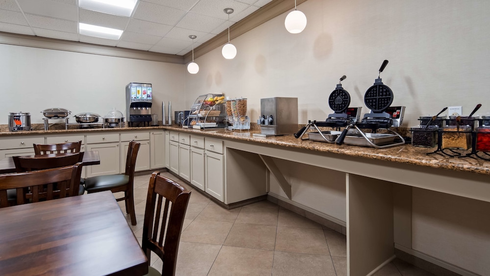 Best Western Plus Oak Harbor Hotel & Conference Center 24/41