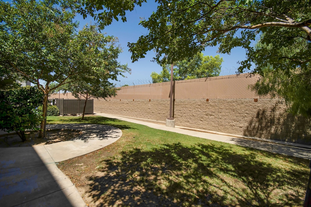 OYO 1001536 Studio6 Bakersfield, CA 54/62