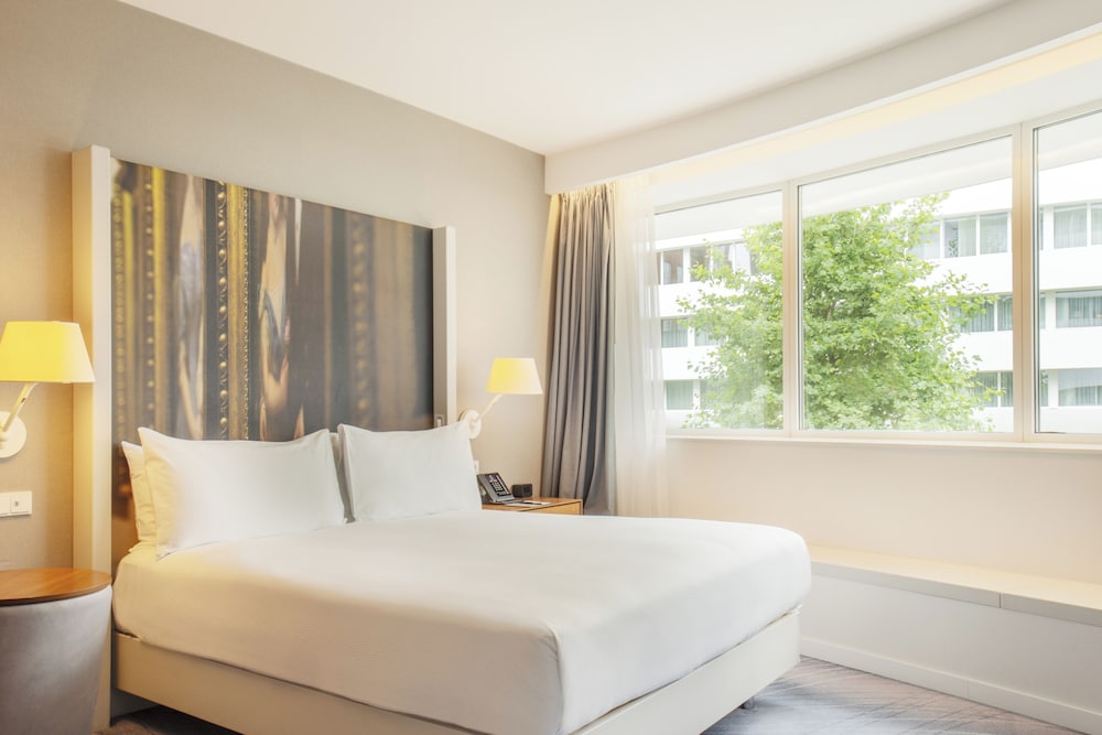 ROOM, KING BED