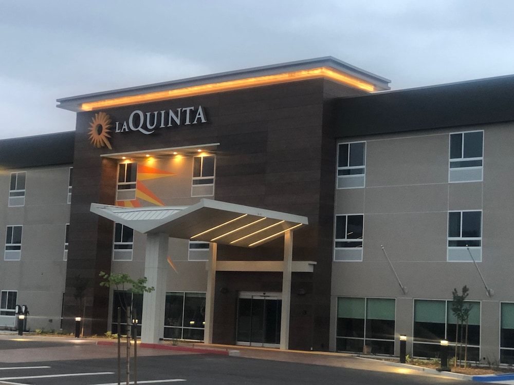 La Quinta Inn & Suites by Wyndham San Bernardino 1/45
