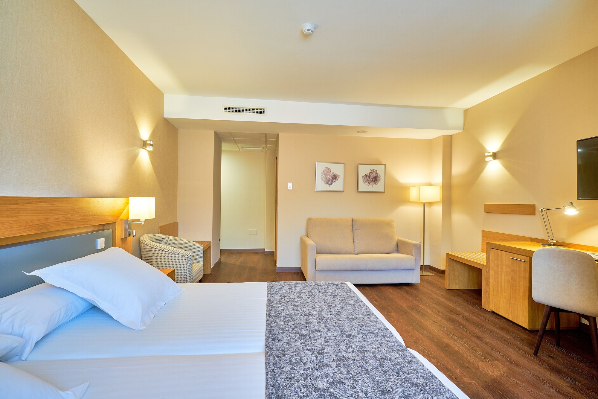 ROOM, DOUBLE BED