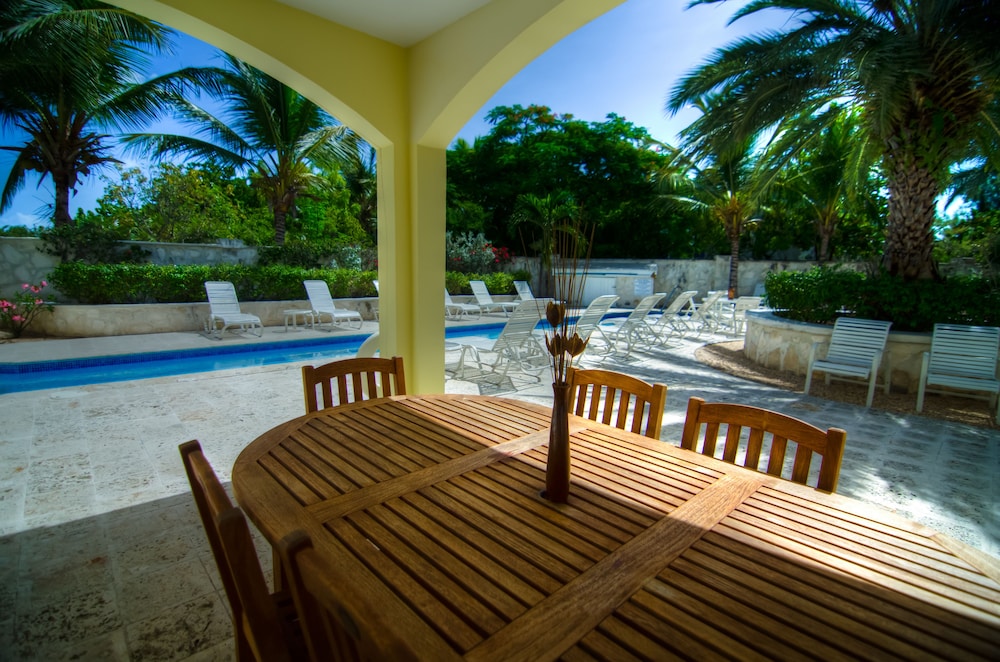 Grace Bay Beach Ocean Villas 18/50