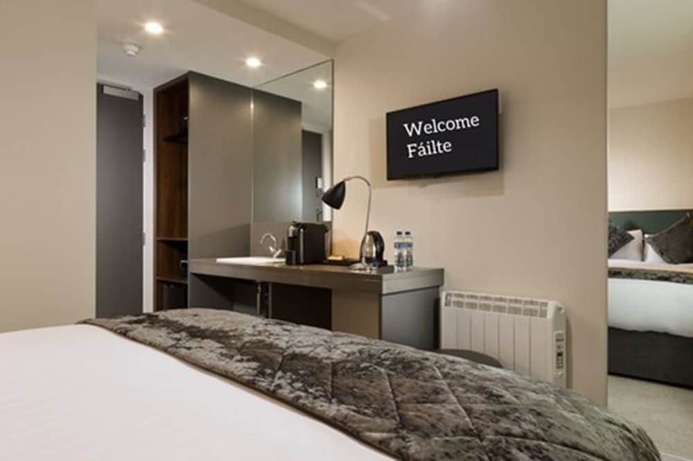 ROOM, DOUBLE BED