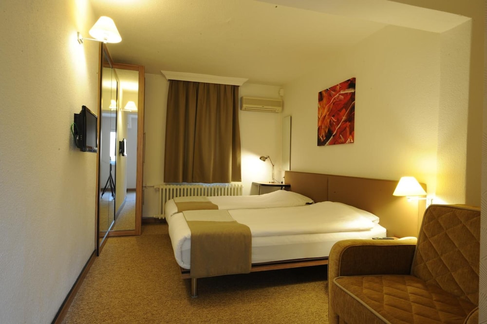 KARDES HOTEL 25/68
