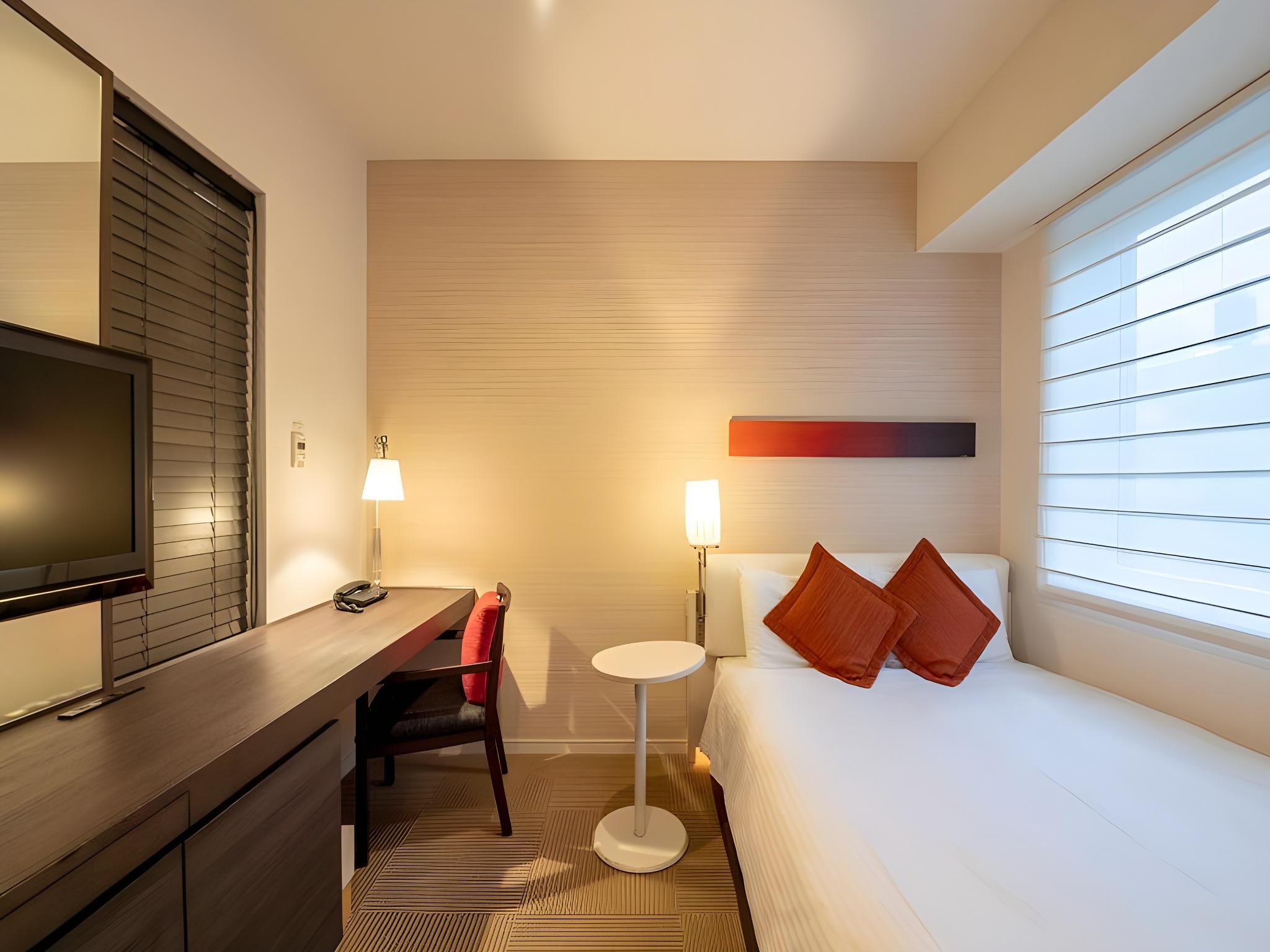 ROOM, SINGLE