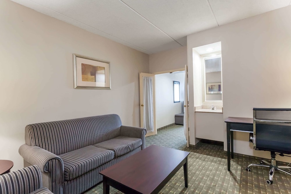 Ramada By Wyndham Newburgh/West Point 25/46