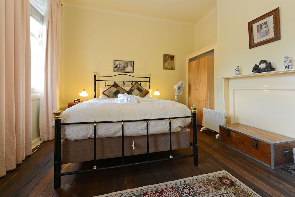 Edinburgh Gallery Bed Breakfast 12/61