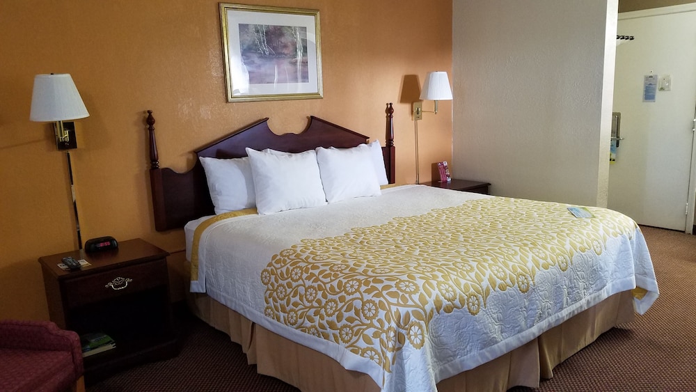 Days Inn By Wyndham Amherst 7/11