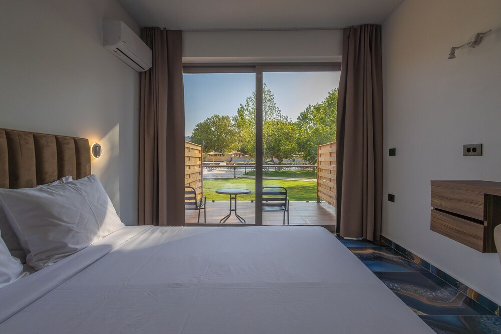 Blue Water Resort 18/60