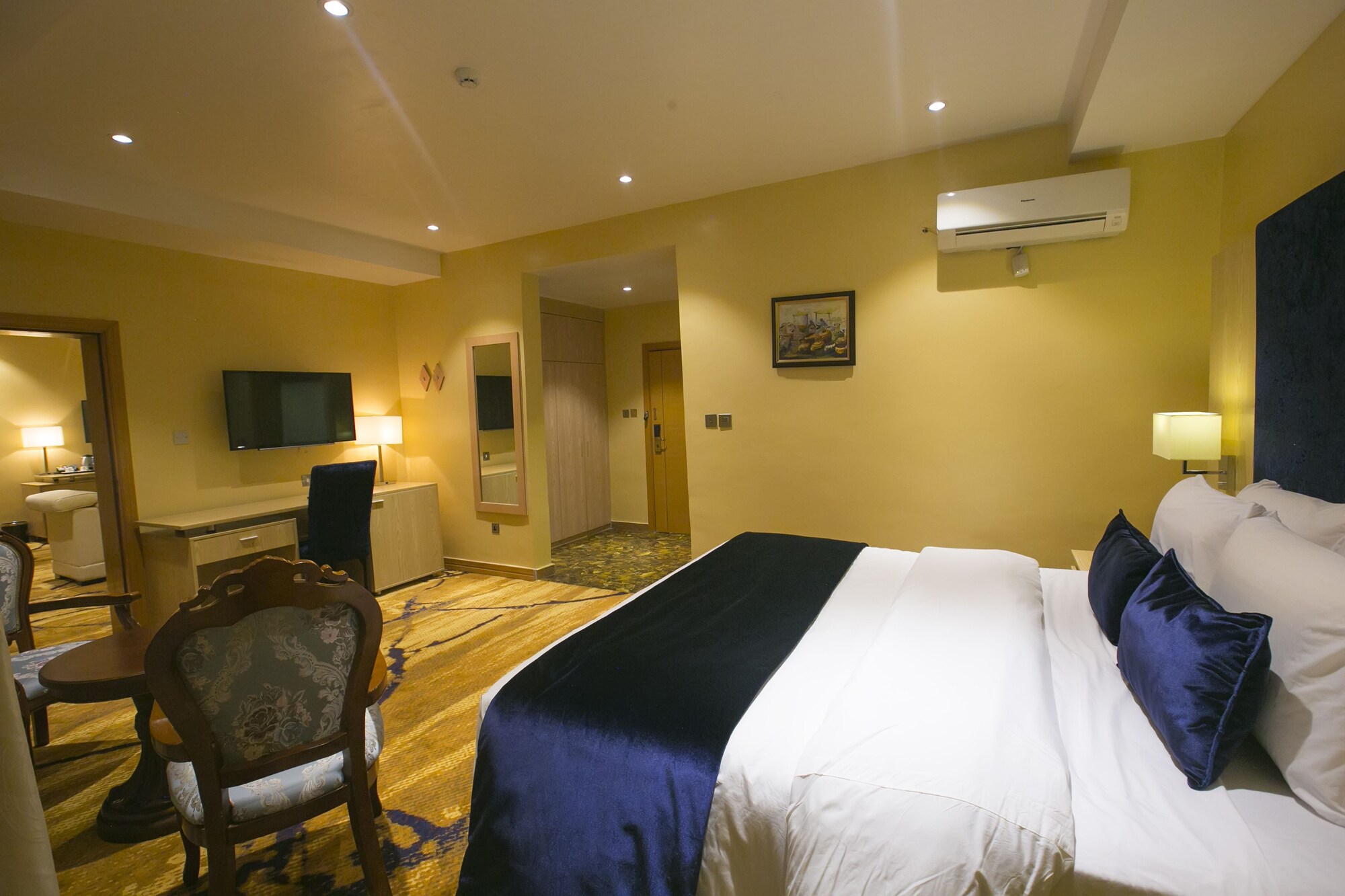 EXECUTIVE, KING BED