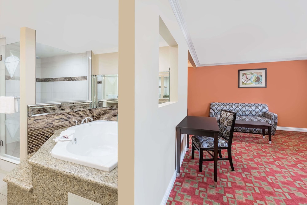 Travelodge Inn & Suites by Wyndham Bell Los Angeles Area 25/52