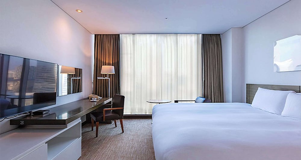 DELUXE, QUEEN BED, CITY VIEW
