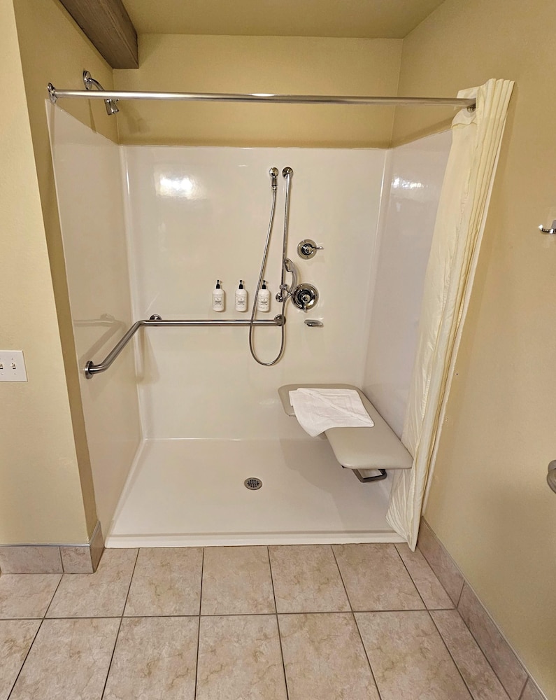 غرفة بسرير كينج لذوي الإعاقة، Cobblestone Inn & Suites - Clintonville 7/7