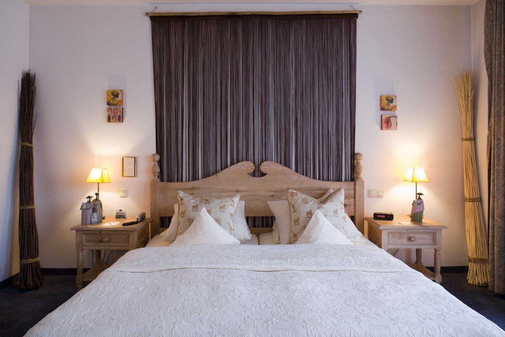 ROOM, SINGLE