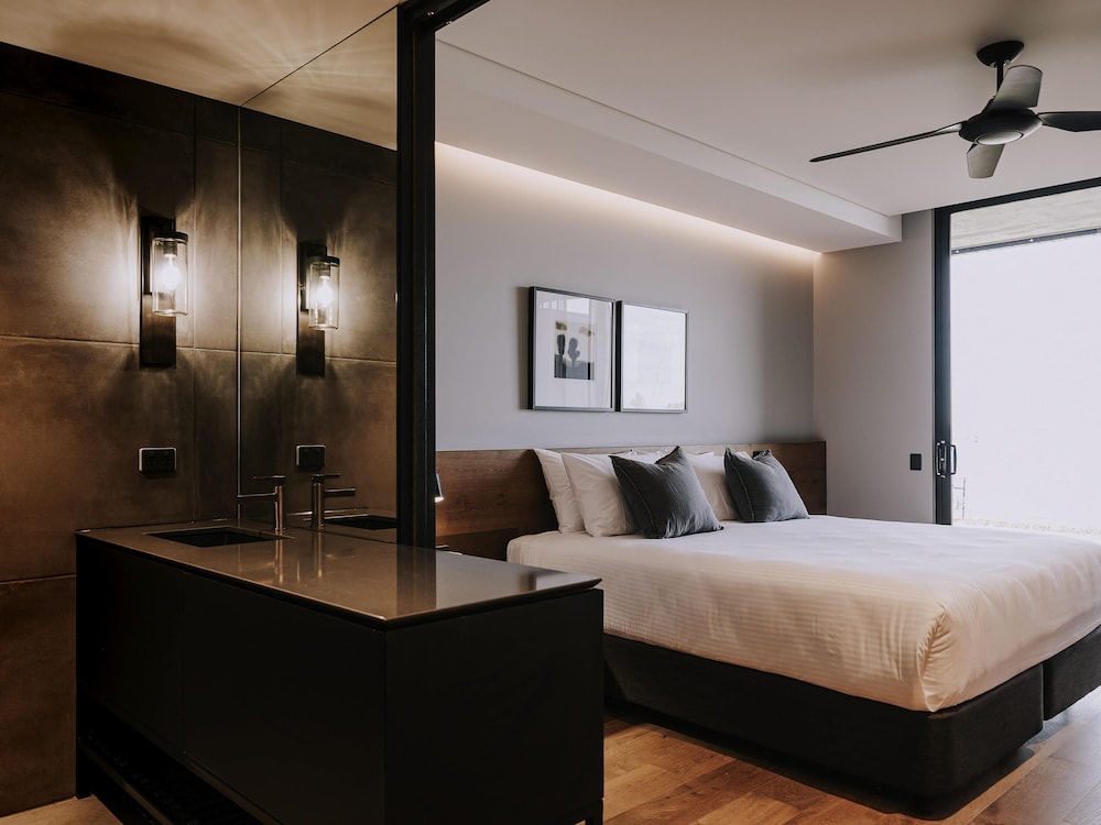 Studio, King Bed, Lake View, Balcony
