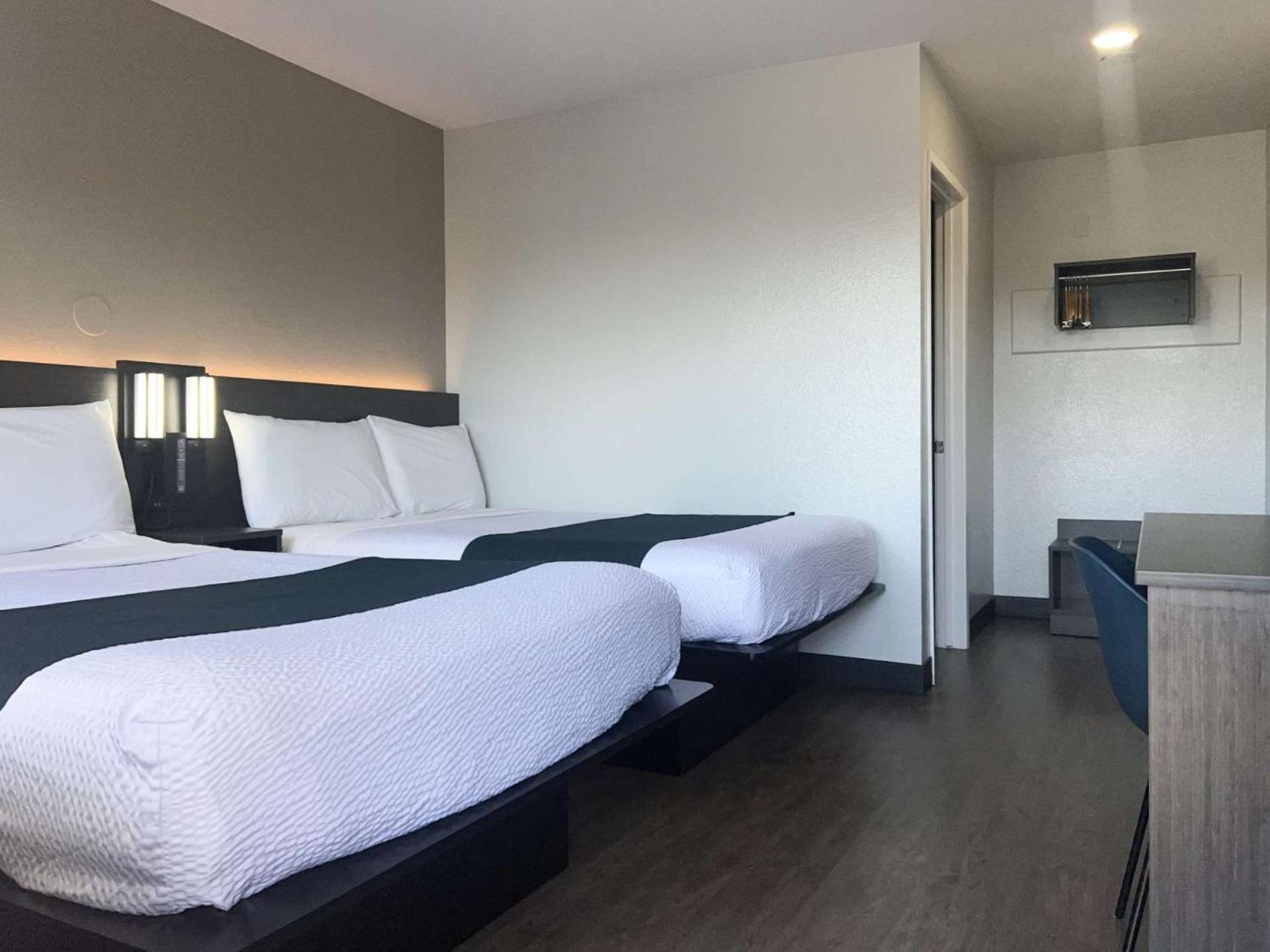 1 Full Bed - ADA/Tub, Motel6 Tulare, CA 6/10