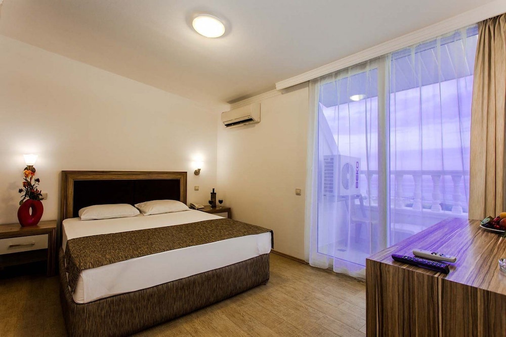 The Garden Beach Hotel 11/50