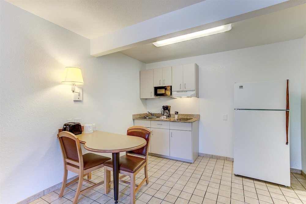 Studio 6 Extended Stay - Kissimmee, FL - Orlando 17/31