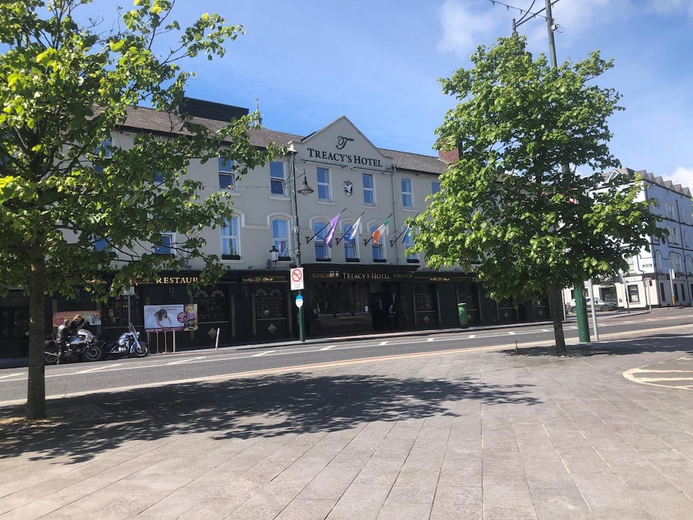 Treacys Hotel Waterford 66/70