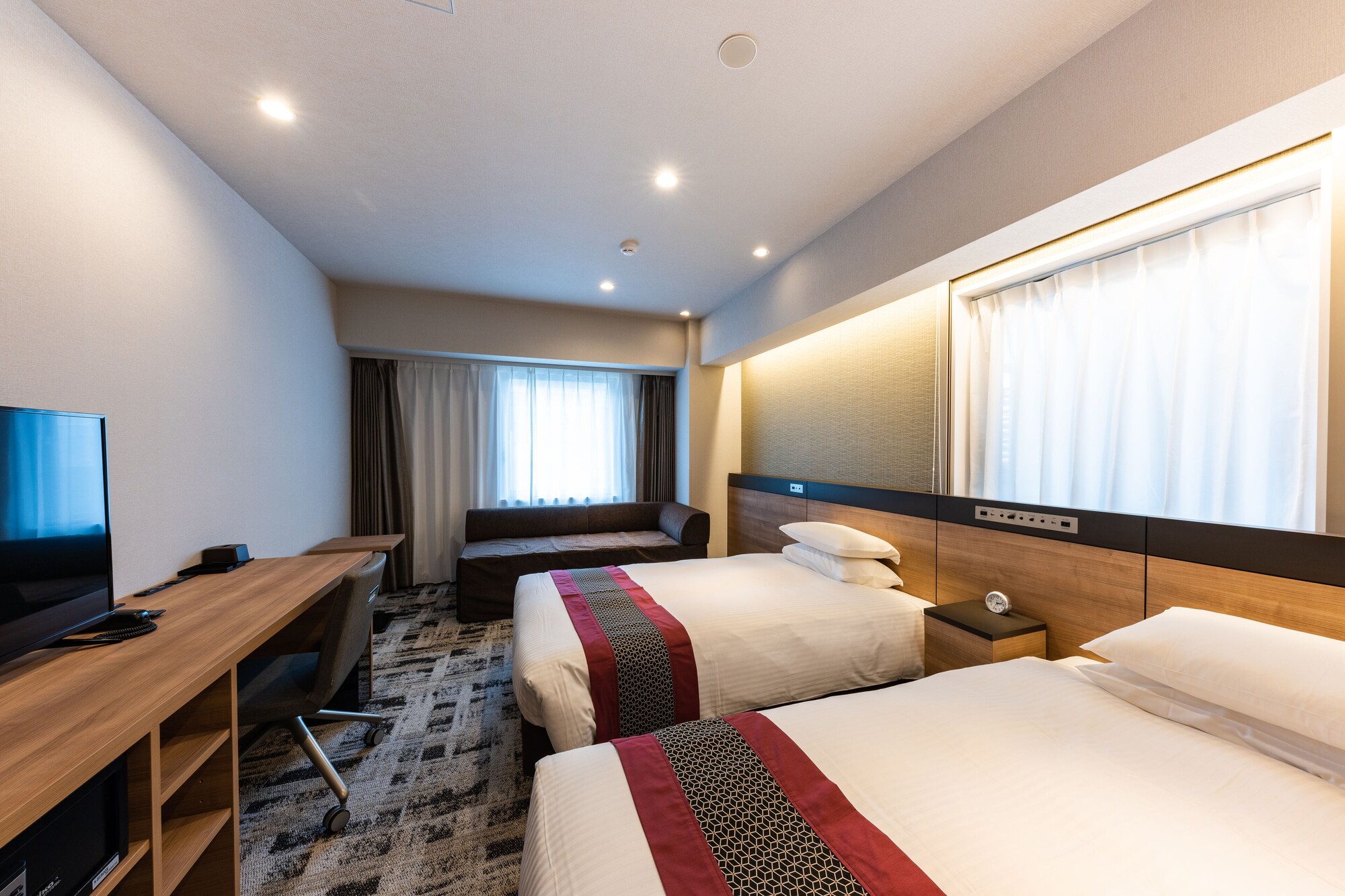 DELUXE, TWIN BEDS, BATHTUB
