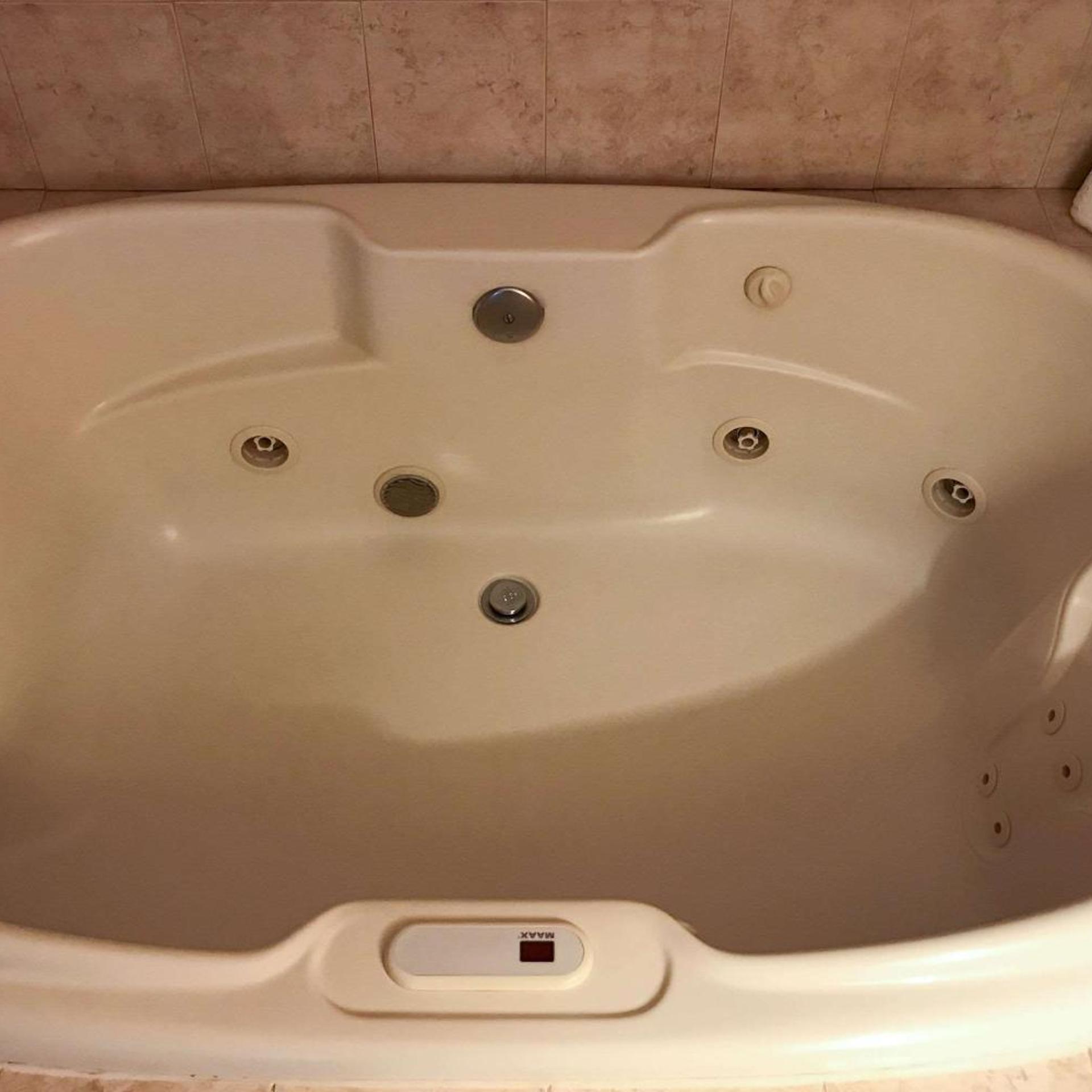 غرفة بسرير كينج بحوض جاكوزي، Clarion Hotel & Conference Center Toms River 7/7