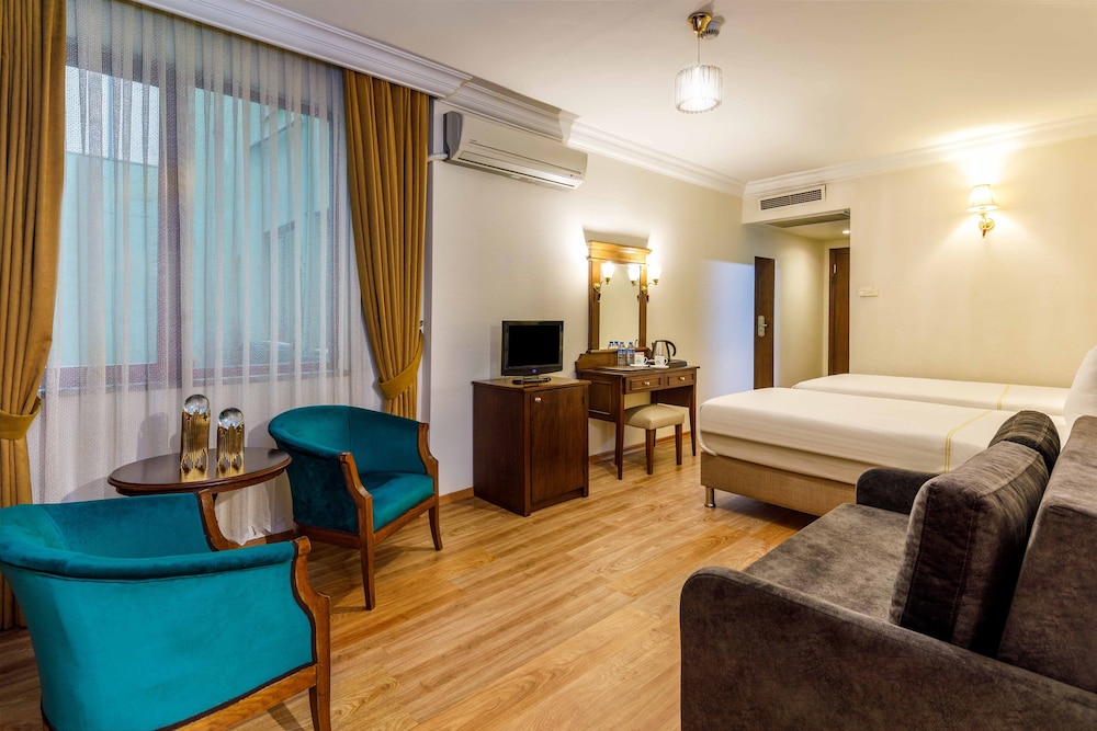 Golden Crown Hotel 41/66