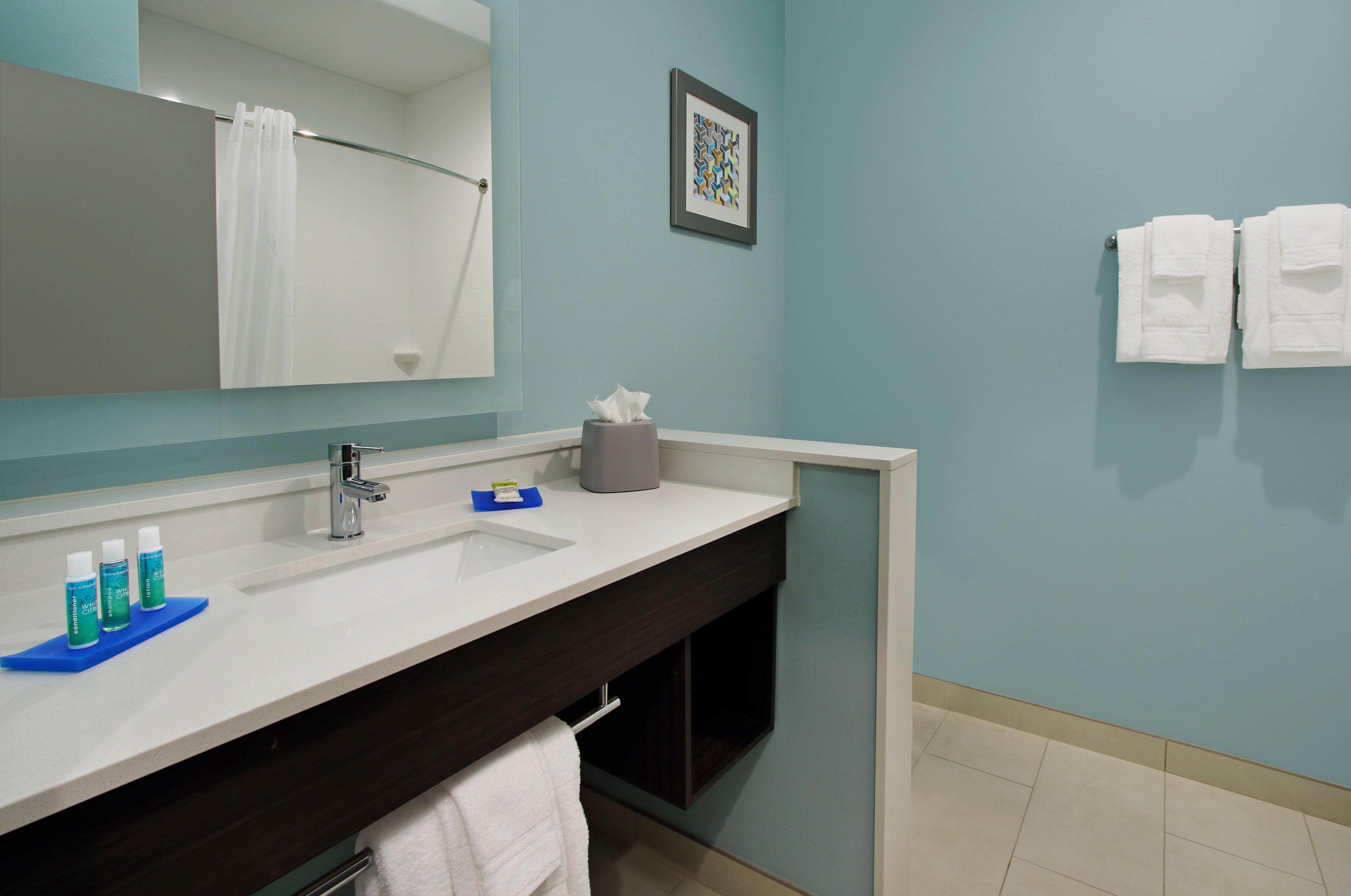 غرفة بسرير كينج، Holiday Inn Express & Suites Lake Charles South Casino Area 4/4