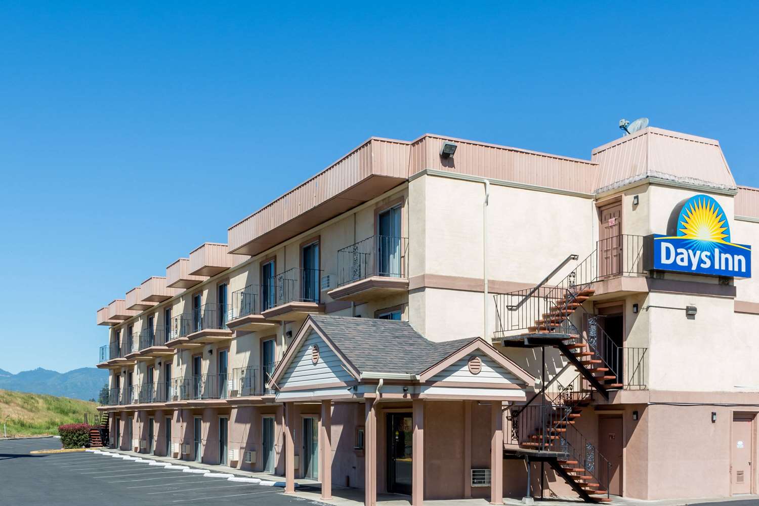 Days Inn By Wyndham Medford 2/22