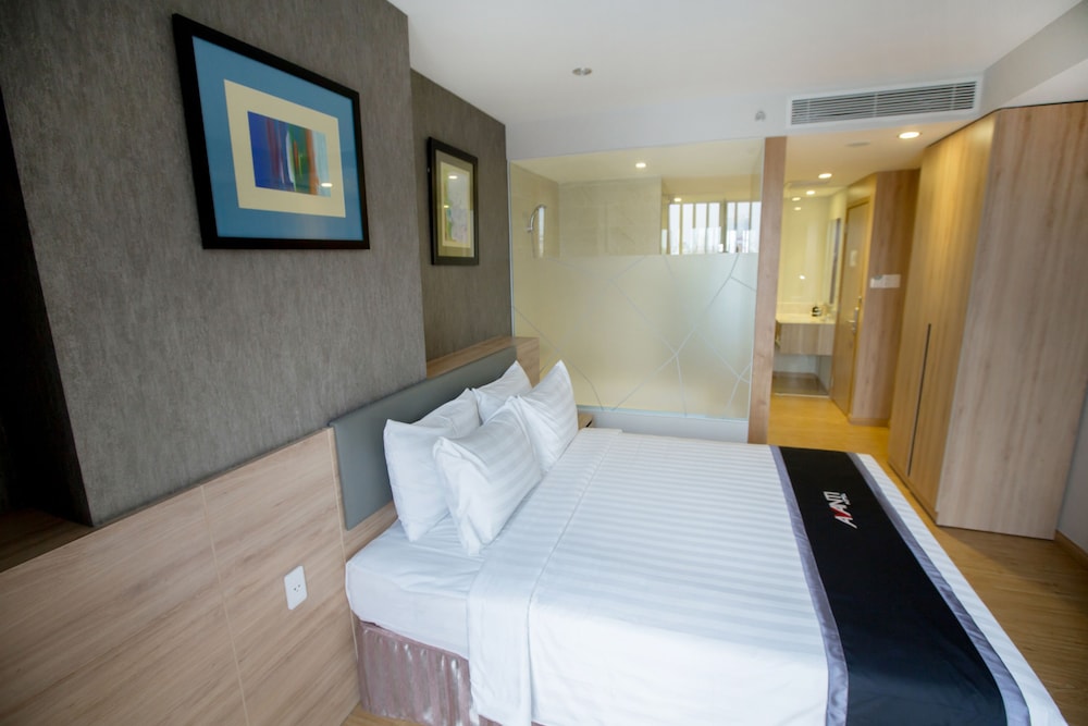 Avanti Hotel 7/38