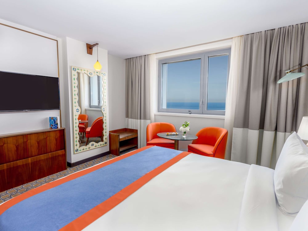 SUPERIOR, KING BED, BAY VIEW
