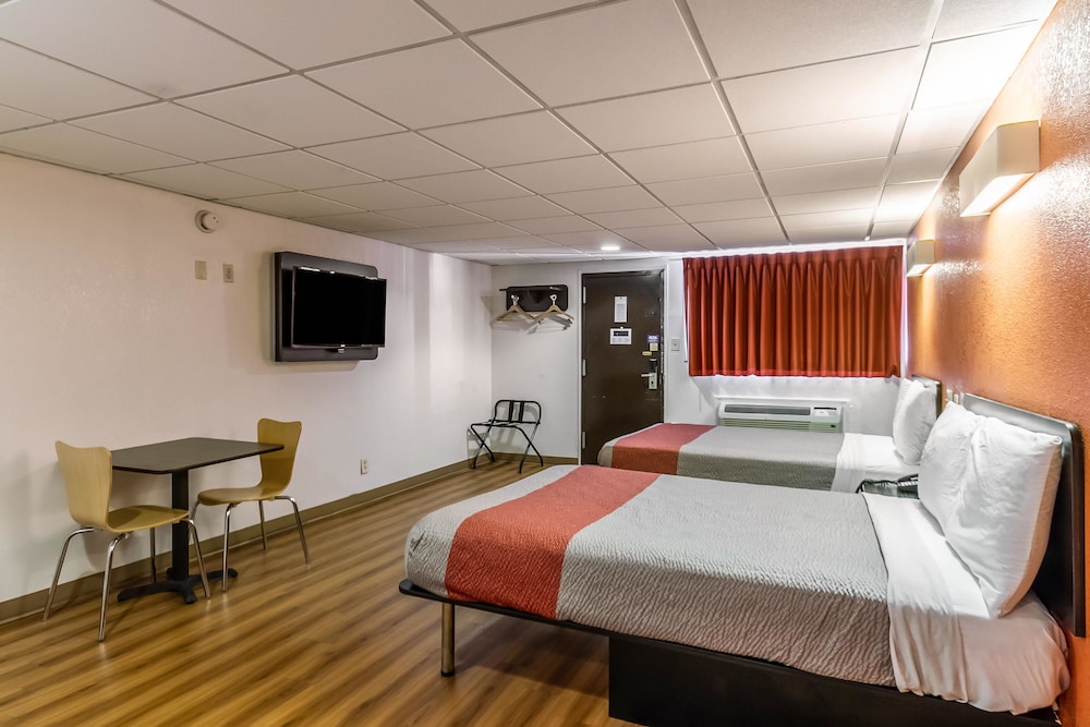 Motel6 Elizabeth, NJ - Newark Liberty Intl Airport 15/45