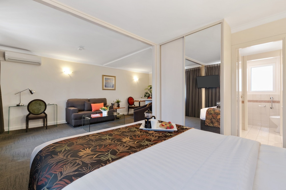 The Peninsula Riverside Serviced Apartments 24/73