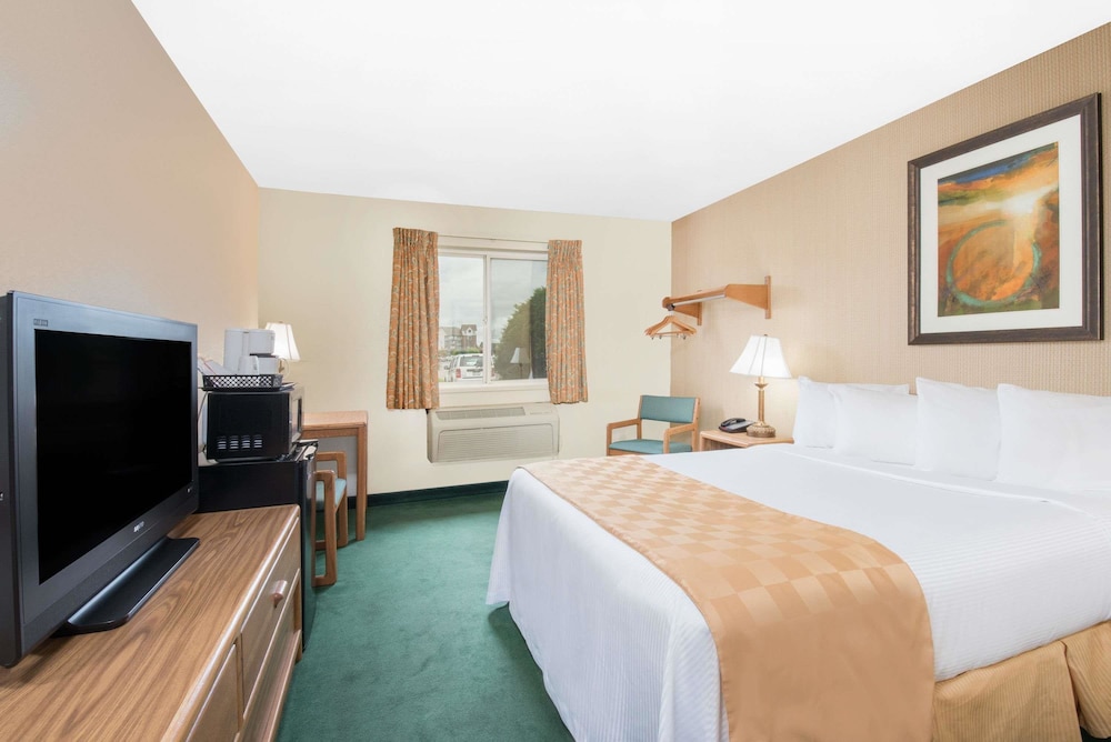 Days Inn & Suites by Wyndham Fargo 19th Ave/Airport Dome 13/26