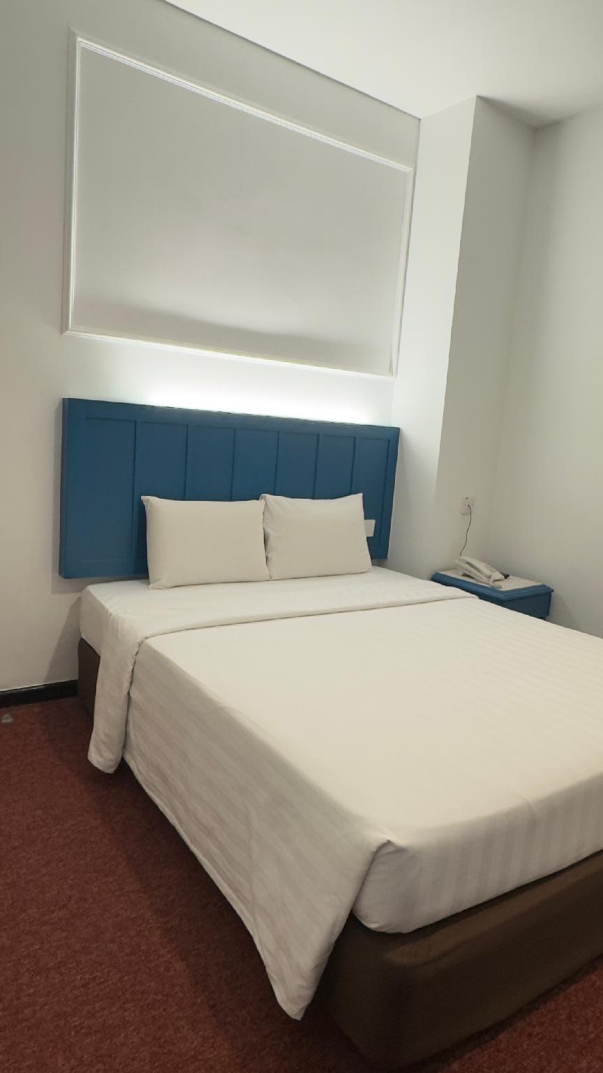 Deluxe, Queen Bed, No Window