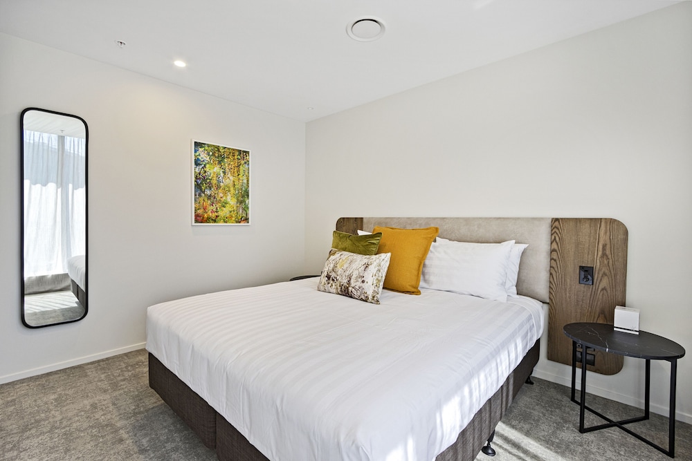 1 BEDROOM, SUITE, KING BED