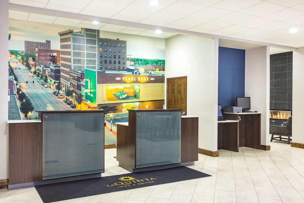 La Quinta Inn & Suites by Wyndham Joplin 10/56