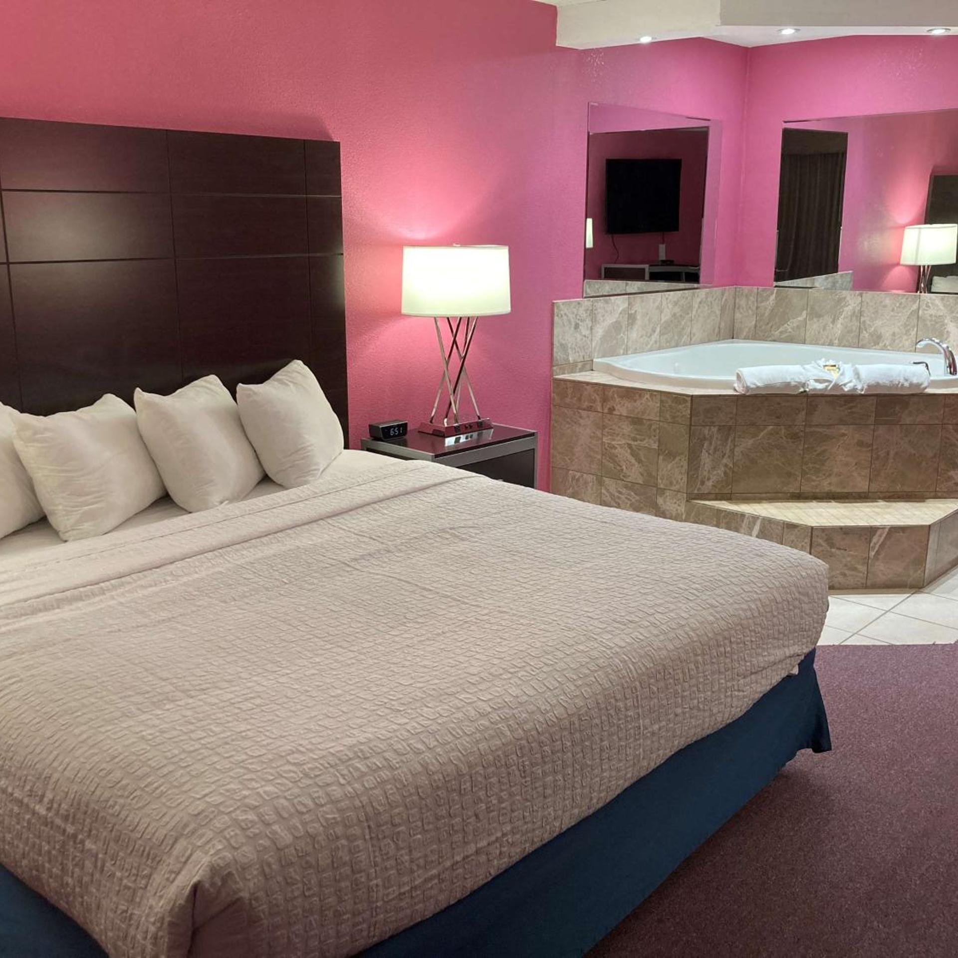 Room, King Bed, Hot Tub, Smoking