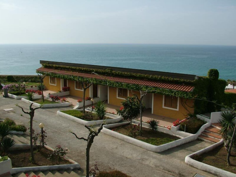 Cala Petrosa Resort. in PARGHELIA