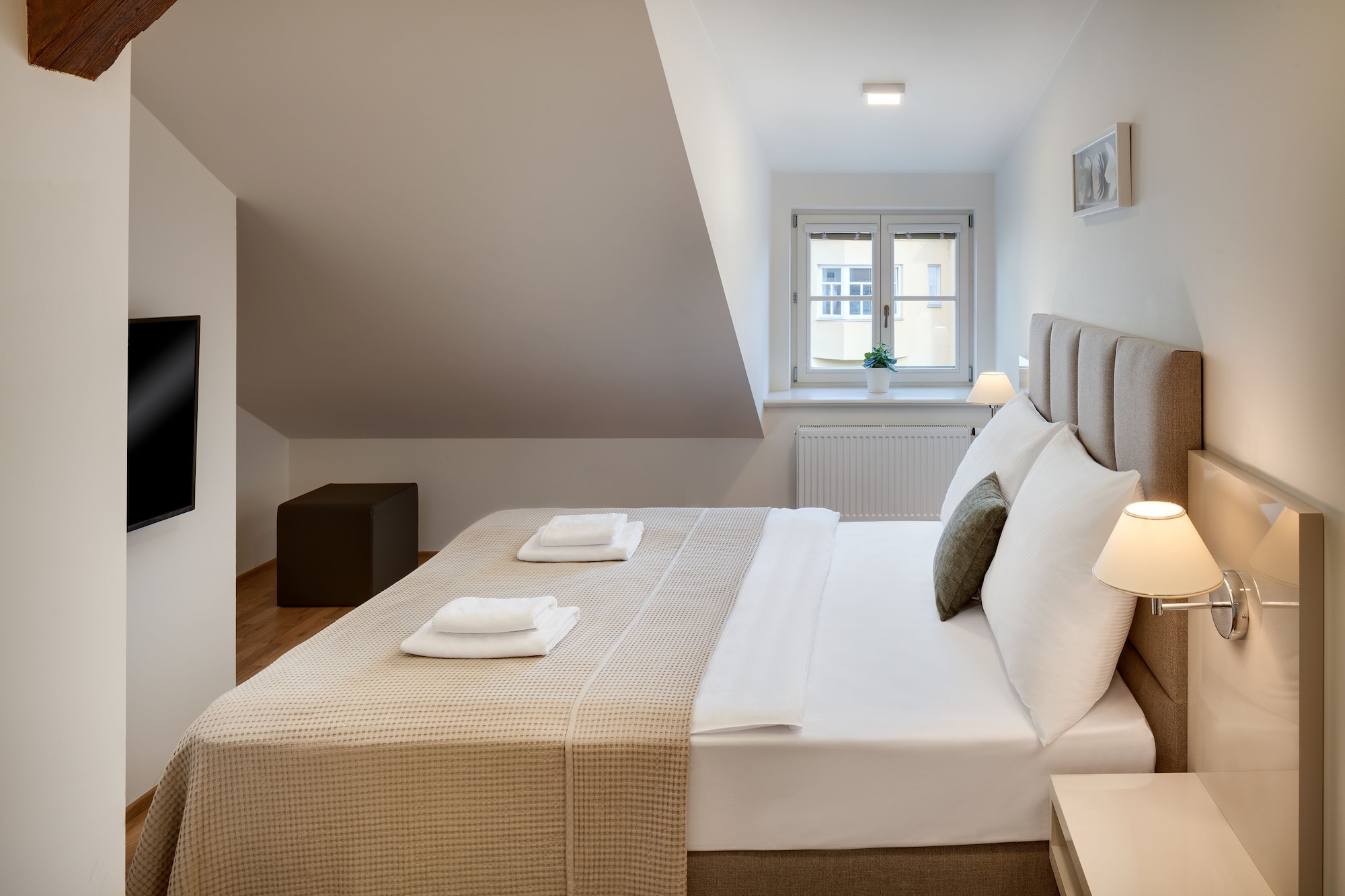 DELUXE, SUITE