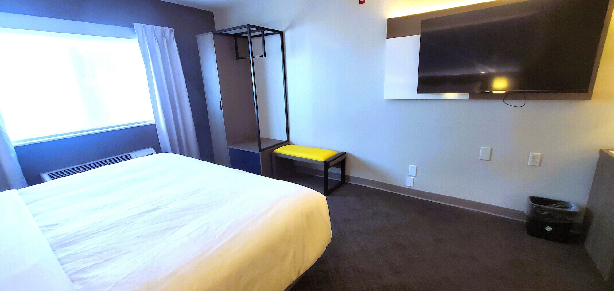 SUITE, KING BED, SOFA