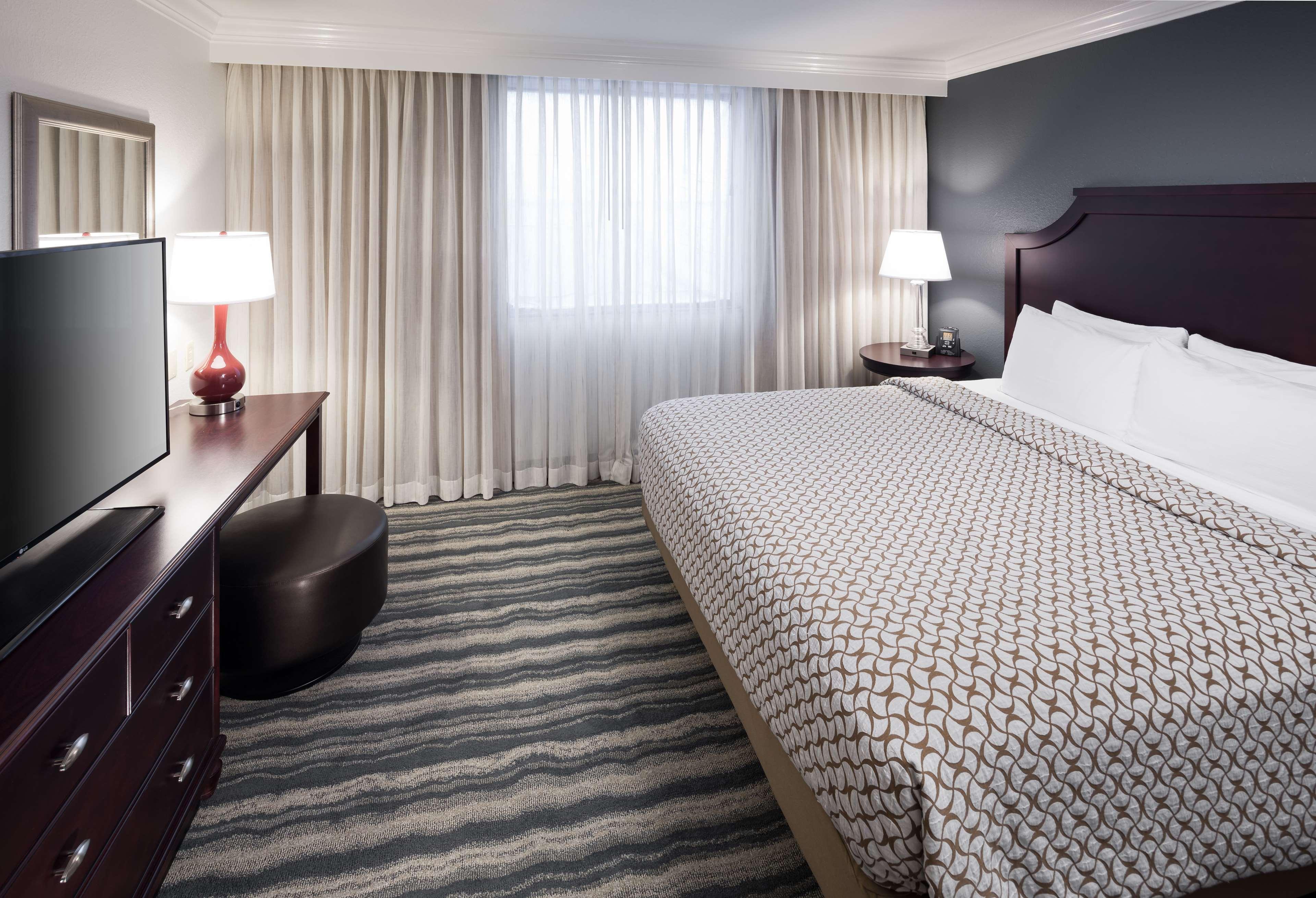 2 ROOMS, PREMIUM, SUITE, KING BED