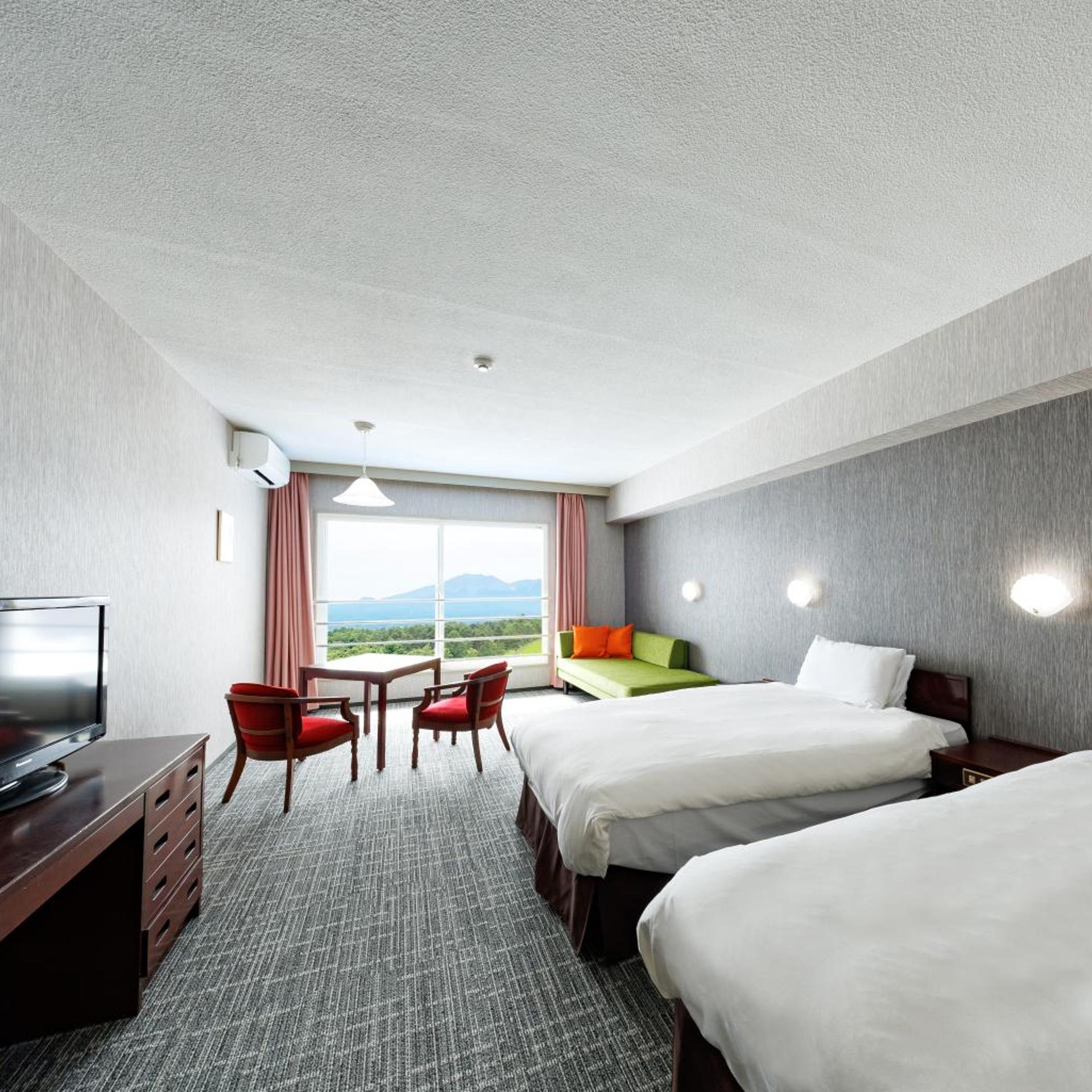 Deluxe, Twin Beds, Side View, Corner