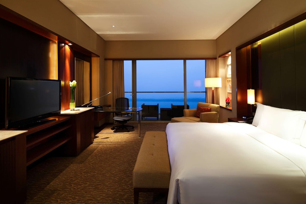 غرفة تنفيذية بسرير كينج مع دخول صالة النادي