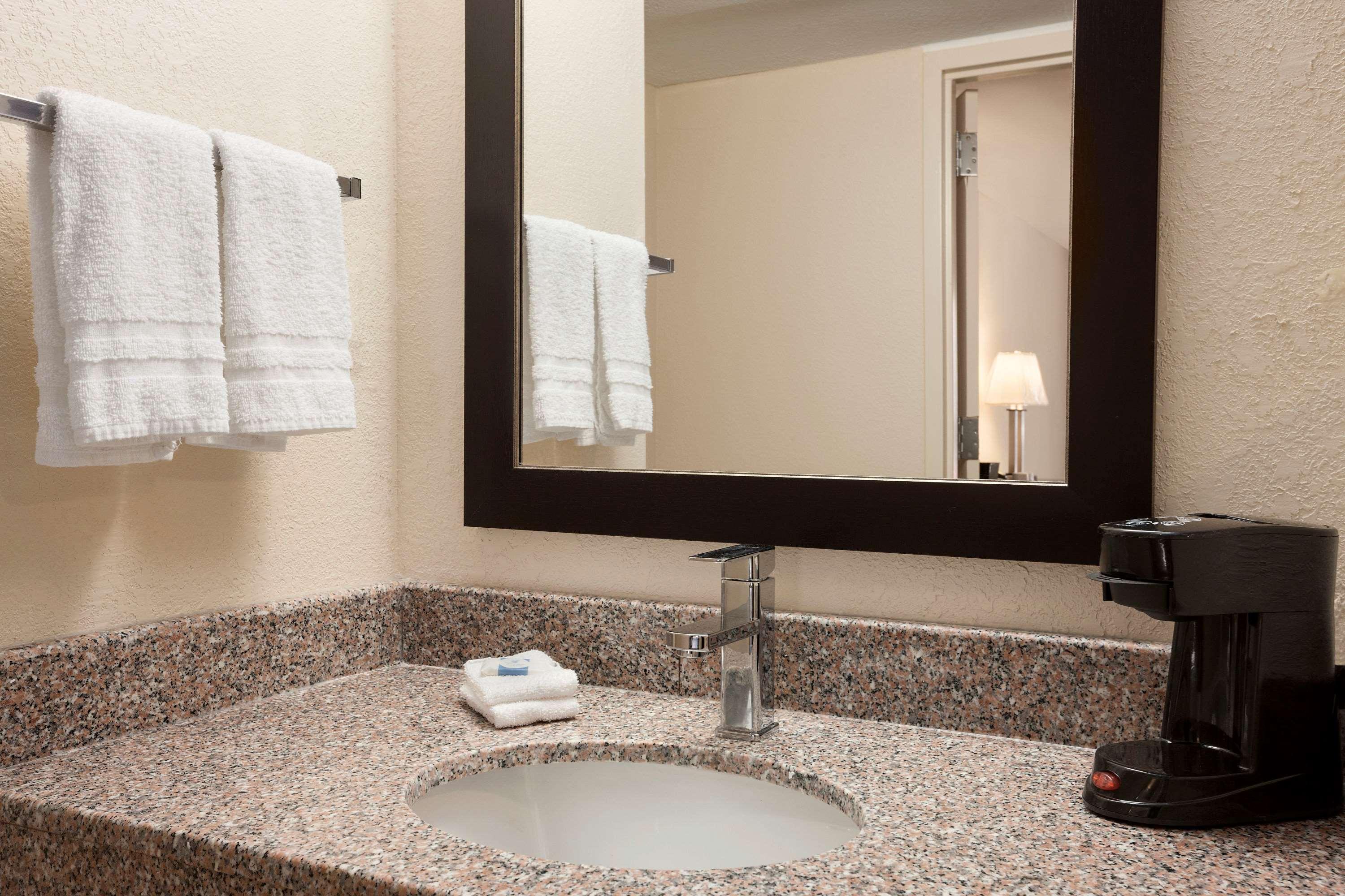 Super 8 by Wyndham Rahway Newark 15/16