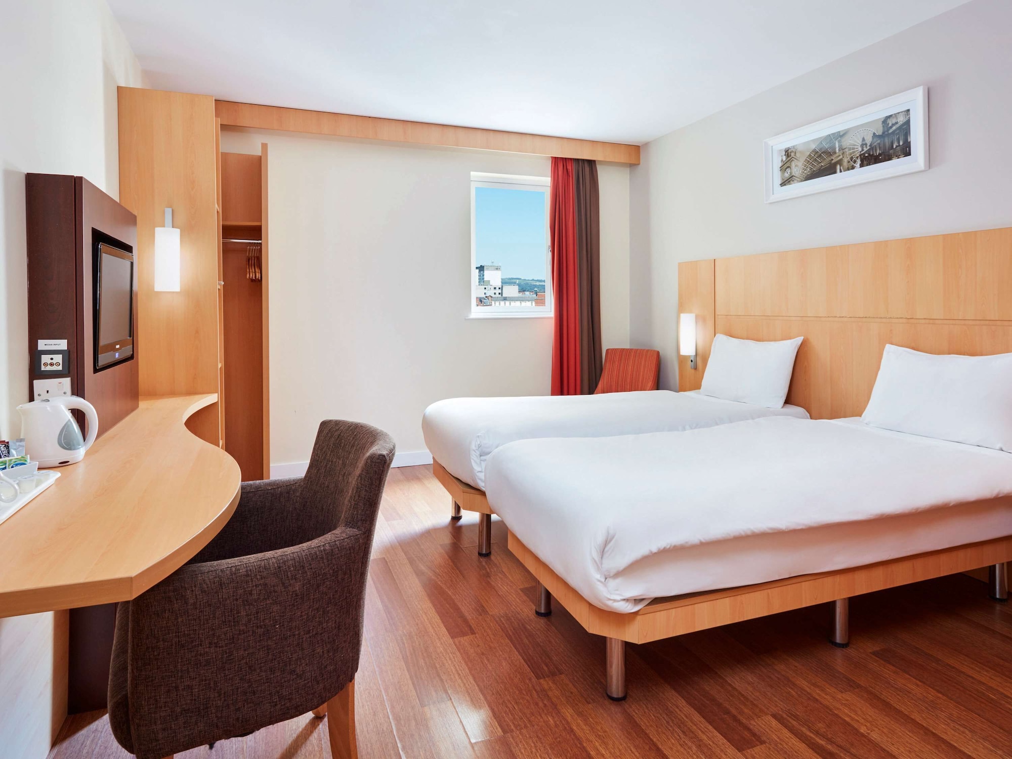 ROOM, TWIN BEDS